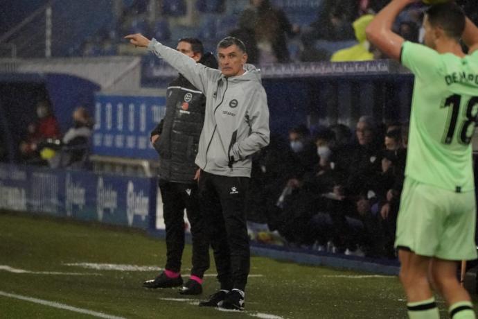 Mendilibar da instrucciones a sus pupilos