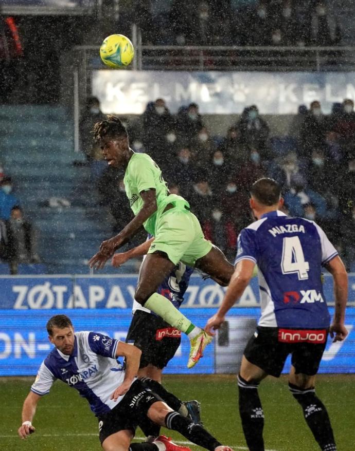 Lejeune, en la imagen ante Nico Williams, no jugará el próximo partido del Alavés