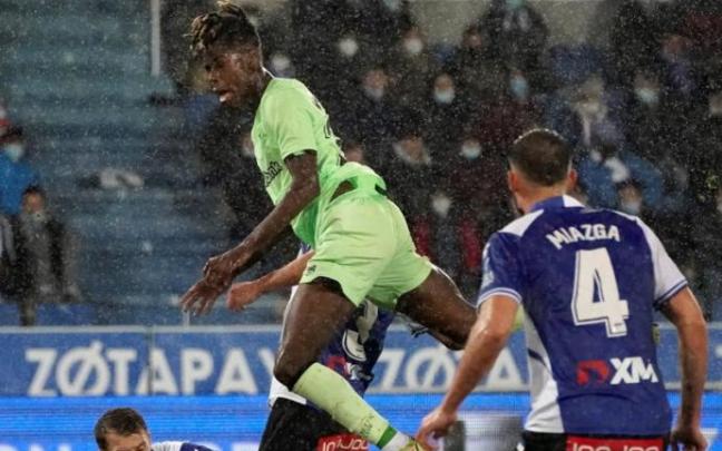 Lejeune, en la imagen ante Nico Williams, no jugará el próximo partido del Alavés Lejeune, en la imagen ante Nico Williams, no jugará el próximo partido del Alavés