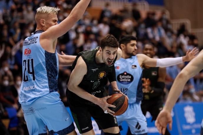 El pivot del Joventut de Badalona Ante Tomic con el balón ante el pívot del Rio Breogan Ra?id Mahalba?ic durante el partido de la undécima jornada de Liga Endesa que el Río Breogan y el Joventut Badalona disputan este domingo en el Pazo dos Deportes de Lu