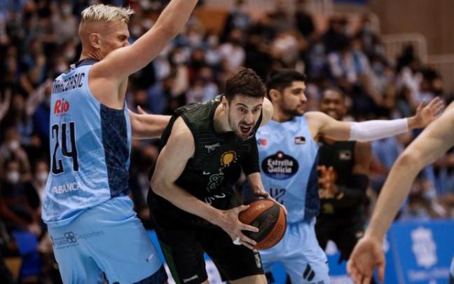 El pivot del Joventut de Badalona Ante Tomic con el balón ante el pívot del Rio Breogan Ra?id Mahalba?ic durante el partido de la undécima jornada de Liga Endesa que el Río Breogan y el Joventut Badalona disputan este domingo en el Pazo dos Deportes de Lu El pivot del Joventut de Badalona Ante Tomic con el balón ante el pívot del Rio Breogan Ra?id Mahalba?ic durante el partido de la undécima jornada de Liga Endesa que el Río Breogan y el Joventut Badalona disputan este domingo en el Pazo dos Deportes de Lu