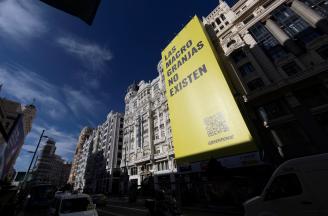 Cartel gigante desplegado en la Gran Vía de Madrid por el grupo ecologista Greenpeace.