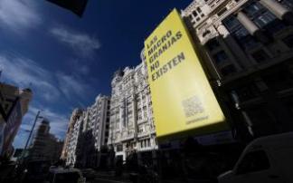 Cartel gigante desplegado en la Gran Vía de Madrid por el grupo ecologista Greenpeace. Cartel gigante desplegado en la Gran Vía de Madrid por el grupo ecologista Greenpeace.
