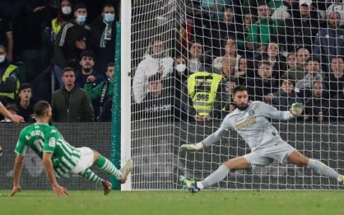El Alavés cae goleado frente al Betis.