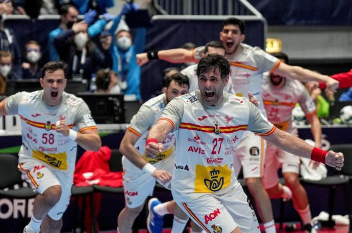 Los jugadores de la selección española celebran la victoria ante Rusia.