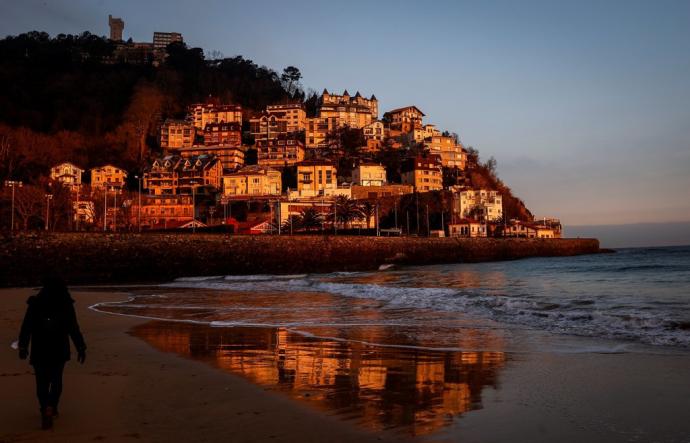 Amanecer este jueves en la playa de Ondarreta