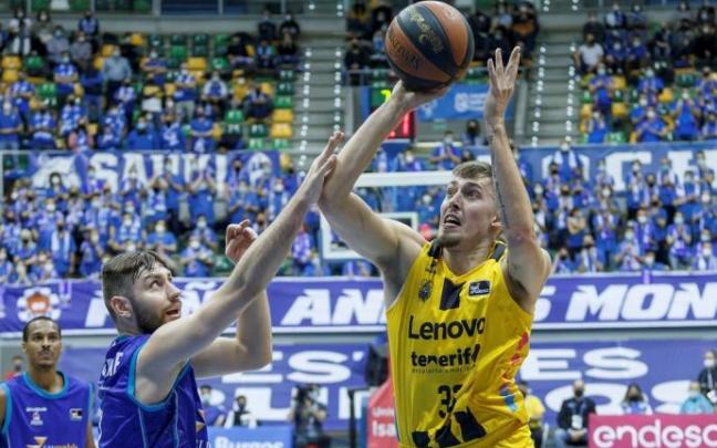 Kristian Kullamaee intenta defender al ala pivot canadiense Kyle Wiltjer