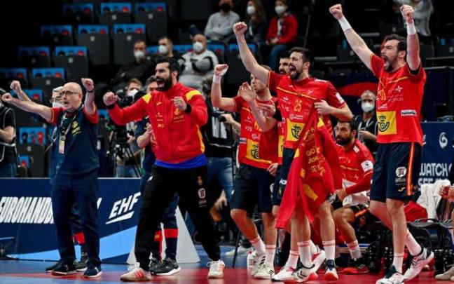El banquillo de la selección española celebra un gol ante Dinamarca.