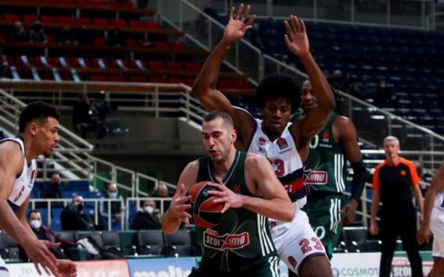 Enoch, en la foto intentando contener a Bochoridis, fue el único pívot disponible