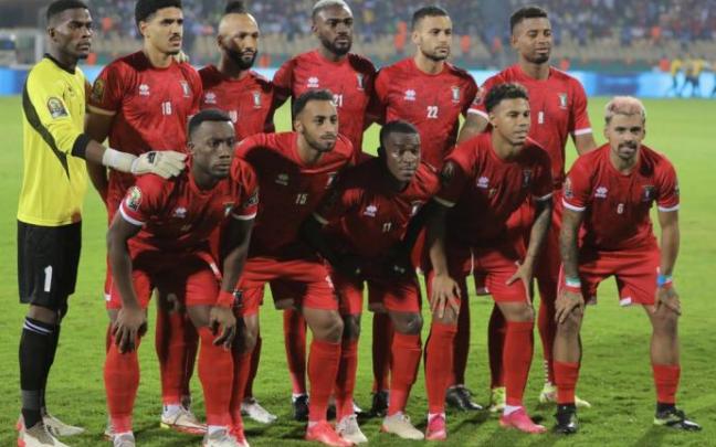 Once inicial de Guinea Ecuatorial contra Senegal, con Jesús Owono a la izquierda