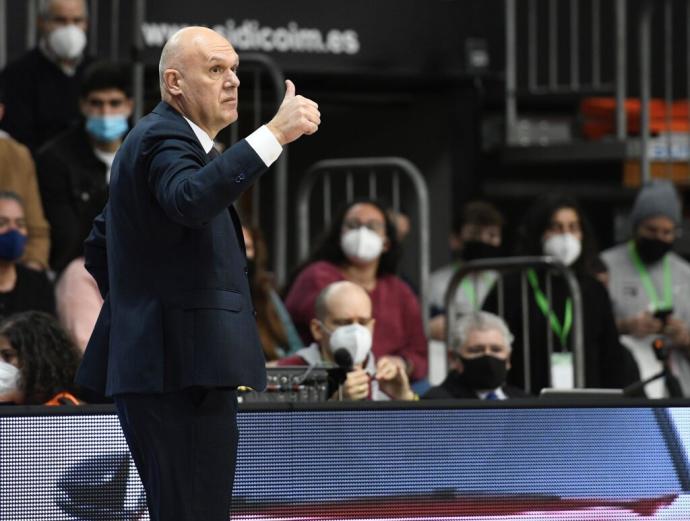 El entrenador del Baskonia, Neven Spahija, durante el partido de Liga Endesa de Baloncesto.