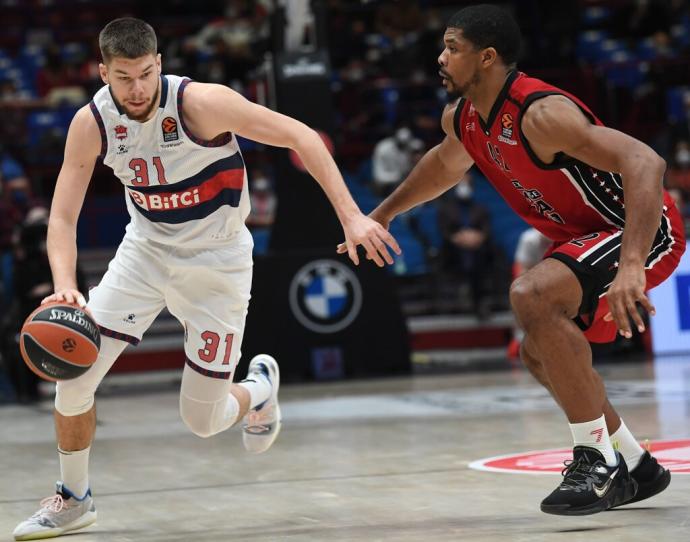 Giedraitis es defendido por Hines