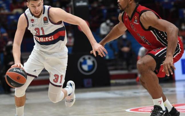 Giedraitis es defendido por Hines