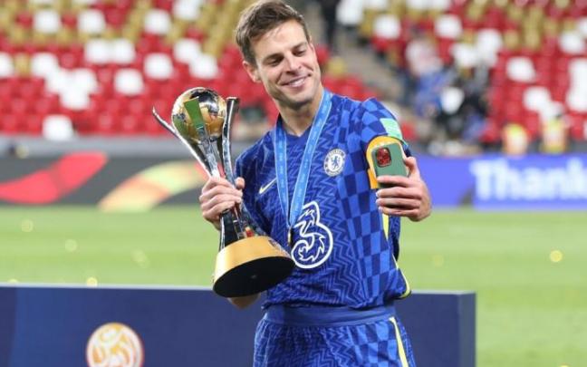 César Azpilicueta, haciéndose un 'selfie' con la copa del Mundial de Clubes. César Azpilicueta, haciéndose un 'selfie' con la copa del Mundial de Clubes.