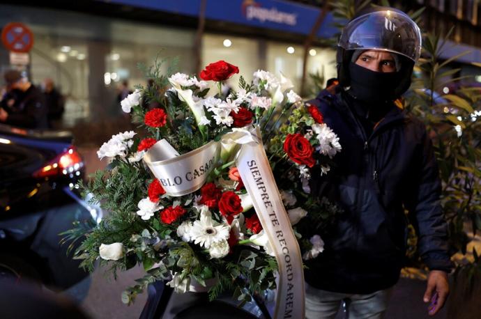 La corona de flores con el texto 'Pablo Casado, siempre te recordaremos' junto a la sede del PP en la calle Génova.