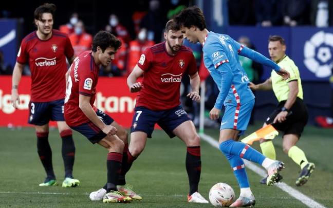 Los niños hospitalizados en la CUN acompañan a las alineaciones de Osasuna y Atlético de Madrid