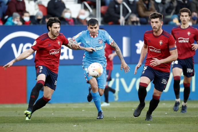 Juan Cruz, en un lance con Ángel Correa, en el partido ante el Atlético de Madrid