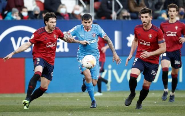 Juan Cruz, en un lance con Ángel Correa, en el partido ante el Atlético de Madrid