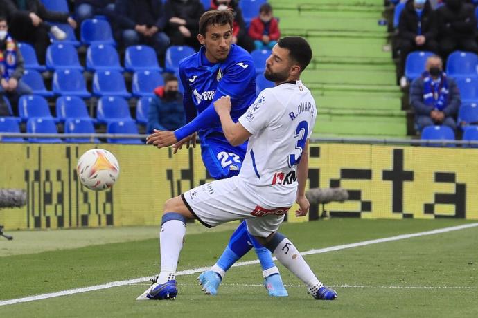 Rubén Duarte y Damián disputan un balón durante el Getafe-Alavés de este sábado.