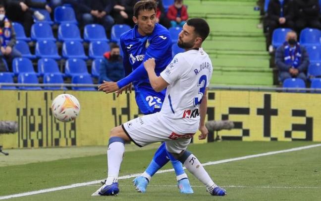 Rubén Duarte y Damián disputan un balón durante el Getafe-Alavés de este sábado.