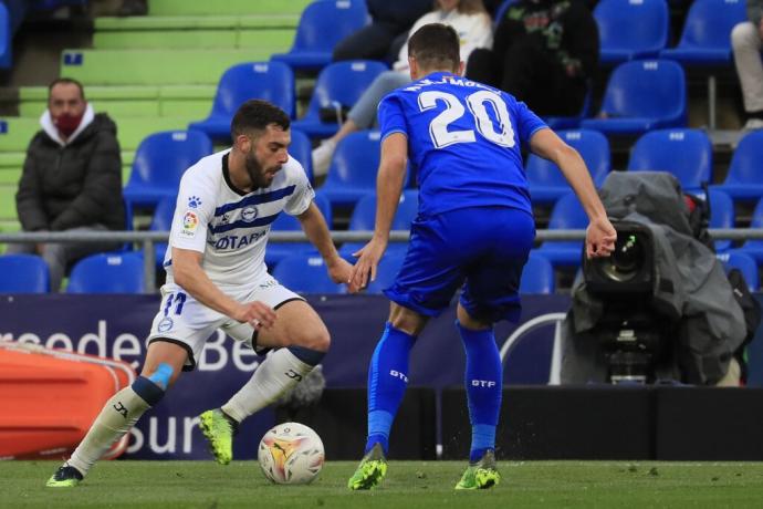 Rioja encara a Maksimovic en un momento del partido