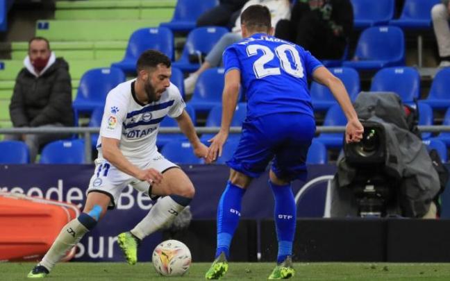 Rioja encara a Maksimovic en un momento del partido Rioja encara a Maksimovic en un momento del partido