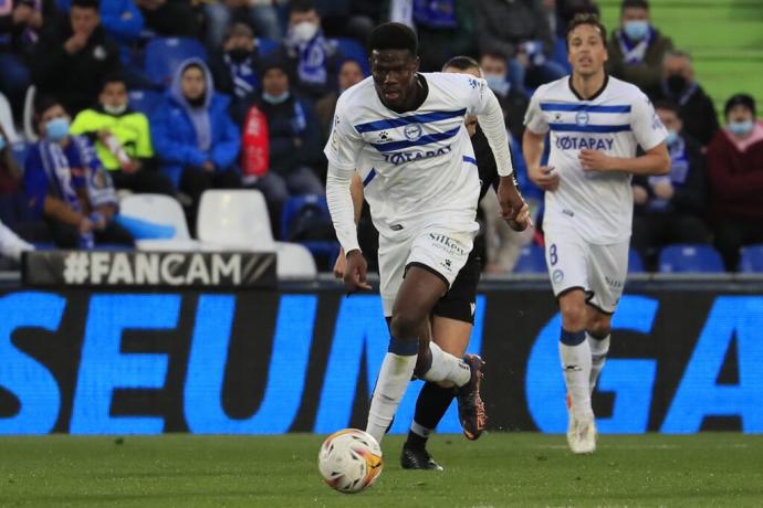 Loum conduce el balón en el Coliseum