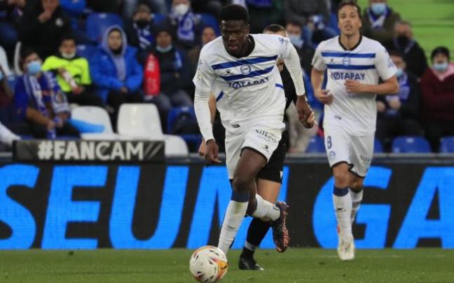 Loum conduce el balón en el Coliseum