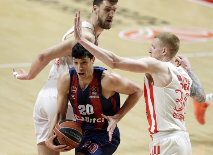 Fontecchio trata de eludir el marcaja de dos jugadores del Estrella Roja en el duelo disputado en el Pionir