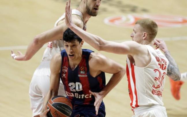 Fontecchio trata de eludir el marcaja de dos jugadores del Estrella Roja en el duelo disputado en el Pionir Fontecchio trata de eludir el marcaja de dos jugadores del Estrella Roja en el duelo disputado en el Pionir