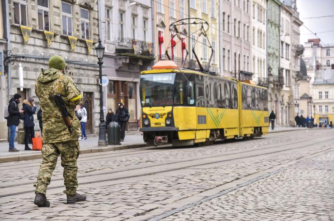 Un soldado ucraniano patrulla en el centro de Lviv, Ucrania.