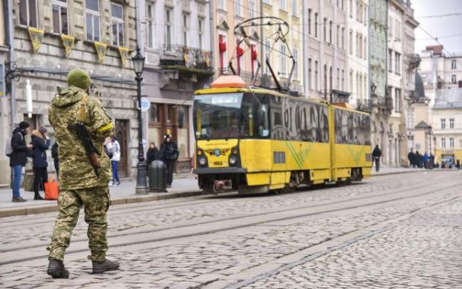 Un soldado ucraniano patrulla en el centro de Lviv, Ucrania.