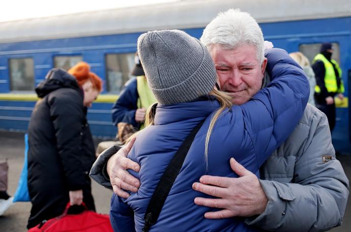 Refugiados ucranianos llegan a la estación de tren en Slawkow, Polonia.