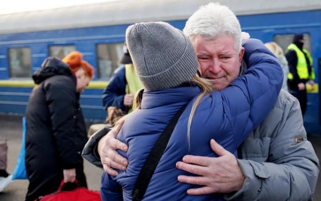 Refugiados ucranianos llegan a la estación de tren en Slawkow, Polonia.