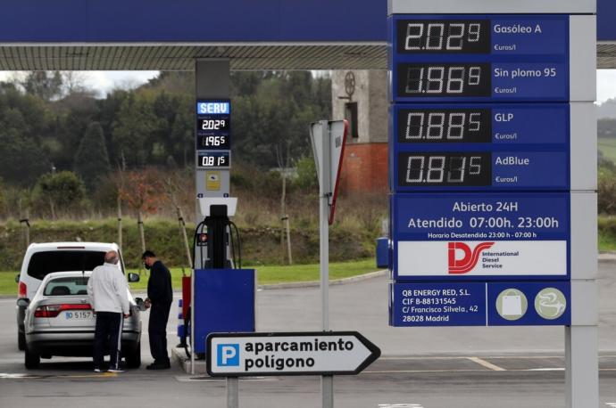 Vista de una gasolinera con los precios por las nubes este jueves.