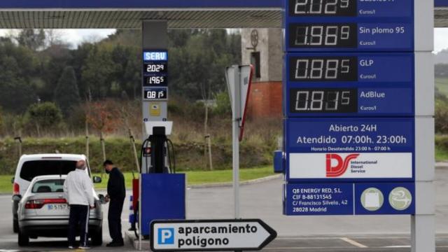 Vista de una gasolinera con los precios por las nubes este jueves.
