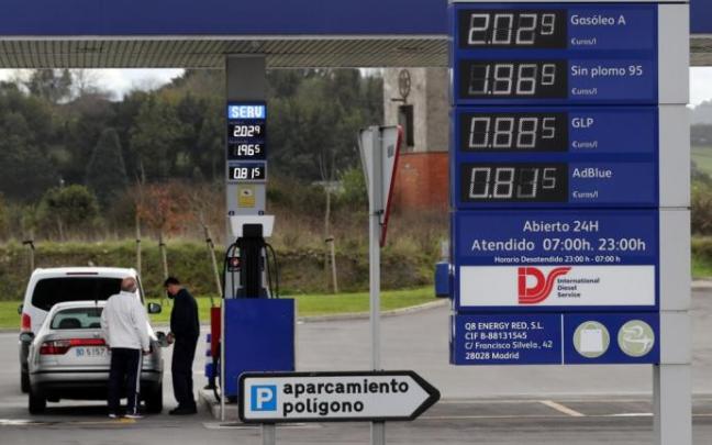 Vista de una gasolinera con los precios por las nubes este jueves. Vista de una gasolinera con los precios por las nubes este jueves.