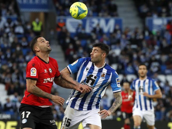 Edgar disputa el balón ante el defensa de la Real Sociedad, Diego Rico