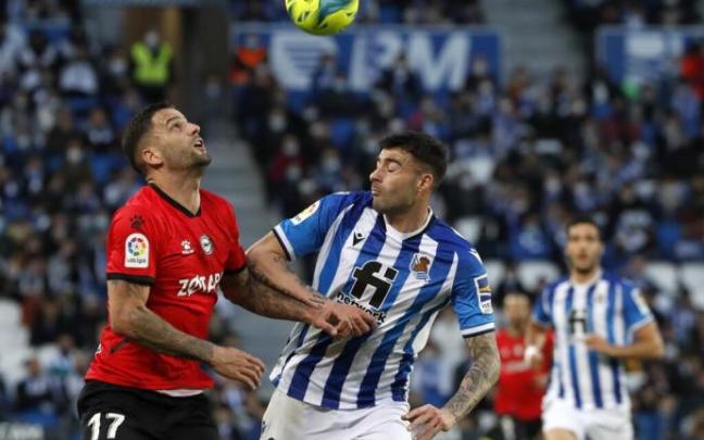 Edgar disputa el balón ante el defensa de la Real Sociedad, Diego Rico