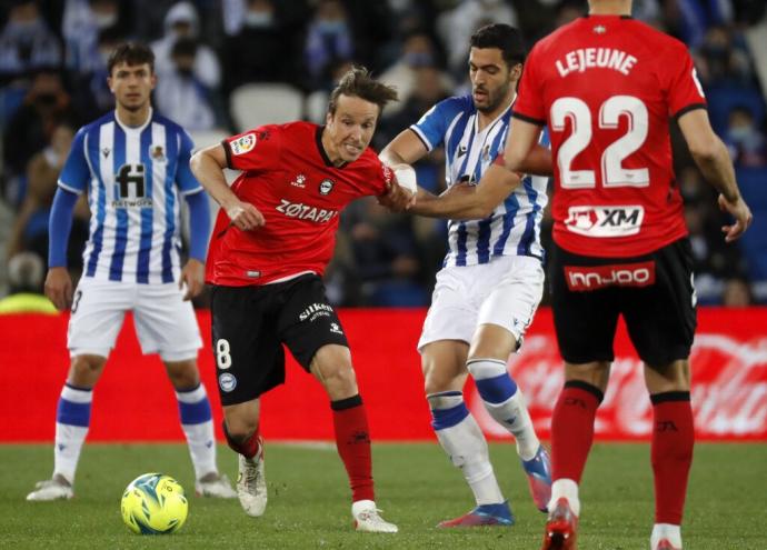 Pina es agarrado por Merino en un momento del partido