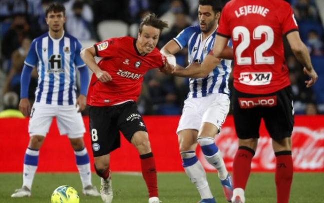 Pina es agarrado por Merino en un momento del partido