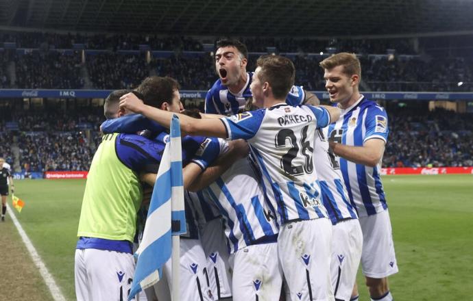 Los jugadores de la Real hacen una piña tras el gol marcado por Martin Zubimendi