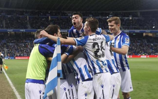 Los jugadores de la Real hacen una piña tras el gol marcado por Martin Zubimendi