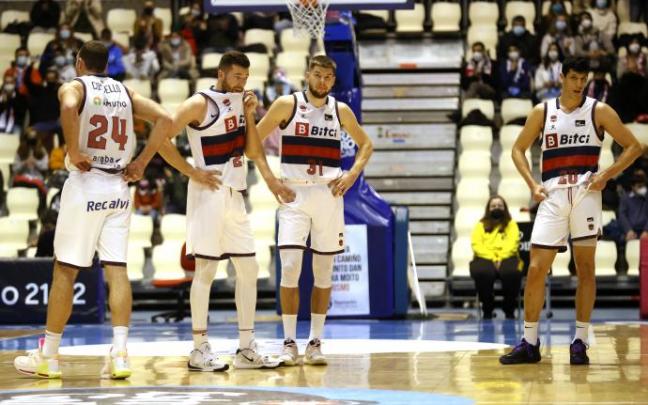 Los jugadores de Baskonia tras perder ante Obradoiro.