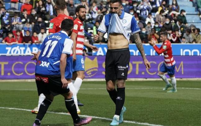 Joselu se lamenta tras el penalti fallado ante Maximiano