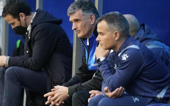 Mendilibar, pensativo antes de que arranque el encuentro