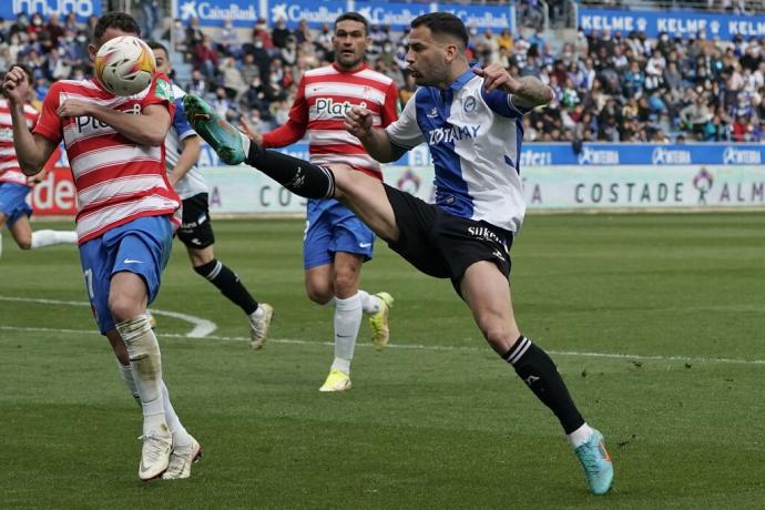 Edgar remata a portería ante el Granada