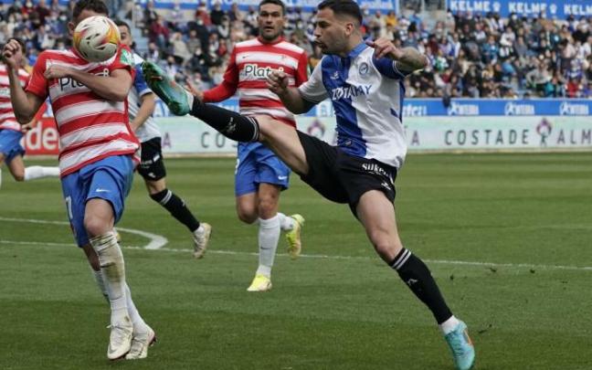 Edgar remata a portería ante el Granada