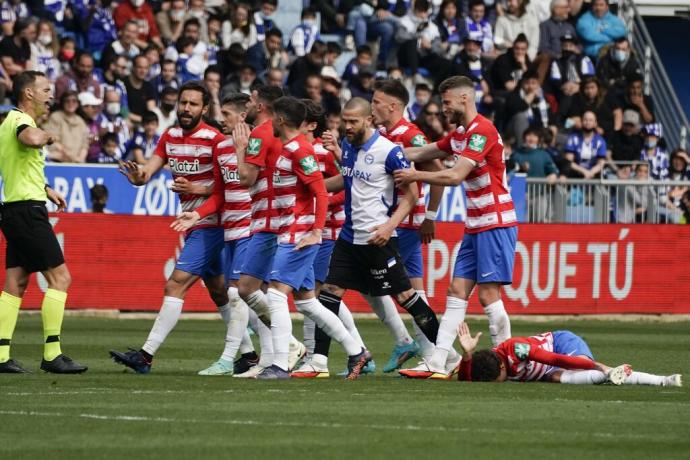 Laguardia, rodeado por jugadores del Granada.