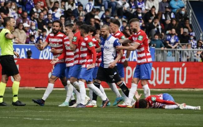 Laguardia, rodeado por jugadores del Granada.